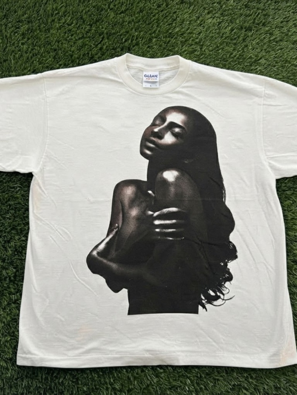 Gildan Unisex’s White Sade Graphic Tee